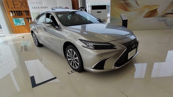 Lexus ES 200 и Lexus ES 300h