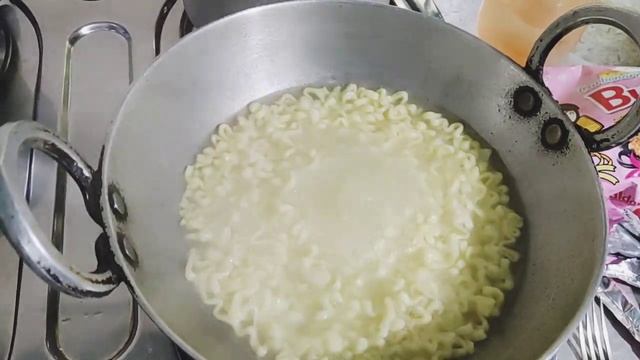 Korean Samyang Noodles/ Carbonara Hot Chicken Ramen смотреть онлайн