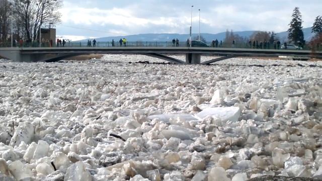 Bečva v Hranicích 29. 2. 2012 - ledové kry смотреть онлайн