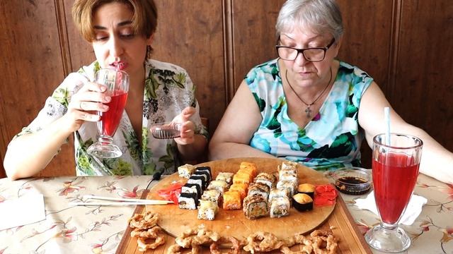 MUKBANG/МУКБАНГ!  МАМА ПРОБУЕТ РОЛЛЫ В ПЕРВЫЙ РАЗ! SUSHI / ROLLS!  SUSHI / ROLLS!