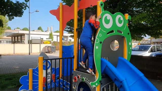 Spiderman allenamento al parco giochi 2 - video per bambini - video divertenti - spiderman - Lideep смотреть онлайн