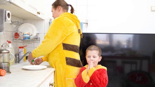 Маму заперли в доме и ребенок ищет ключ, чтобы открыть замок спасти ее смотреть онлайн