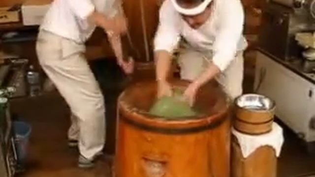 Приколы!!! Как японцы тесто месятD смотреть онлайн