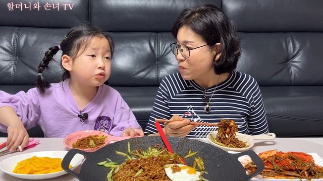 SUB)할머니표 🥒오이 짜장라면(🍳달걀후라이)후식은 🍨베스킨라빈스 아이스크림 ASMR(집밥먹방) смотреть онлайн