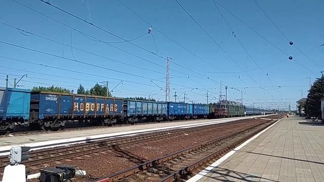 Электровоз ВЛ82М-036 с грузовым поездом на станции Святогорск смотреть онлайн