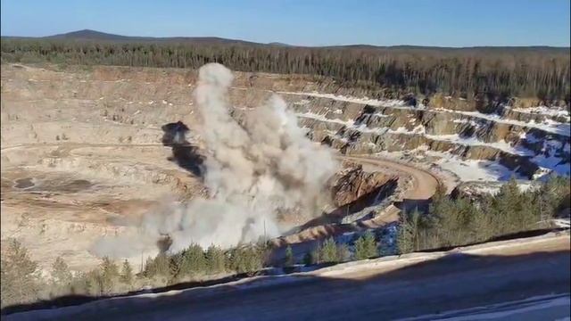 Вот это взрыв #взрыв #огонь #карьер