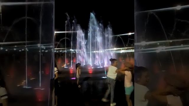 Фантан танцует очень красиво смотреть онлайн