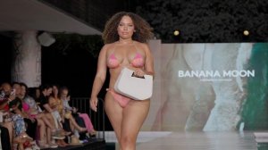 🔥 Купальники Banana Moon поражают воображение в замедленной съемке | мода, бикини, море, модели,