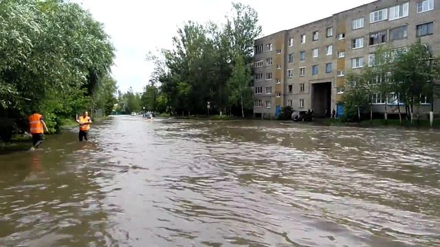 Огромная лужа после дождя в Старой Руссе ч.2 / Новгородская область смотреть онлайн