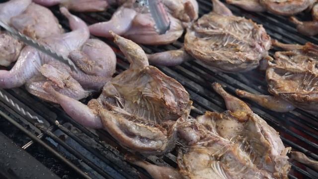 제대로 구워줍니다! 장날이면 하루 100kg 팔리는? 역대급 5일장 숯불 등갈비, 메추리 구이, 닭똥집 / Grilled Back Ribs / Korean street food смотреть онлайн