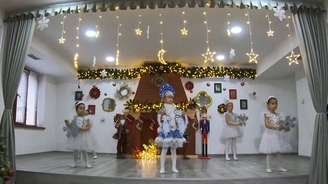 Новый год в старшей группе Ana Məktəb, ясамальский филиал смотреть онлайн