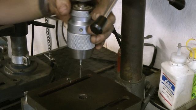 Knifemaker Workshop Tip #18 - Drill Press as a Tapping Jig! смотреть онлайн