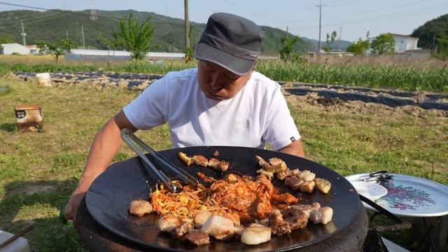 솥뚜껑에 전복과 삼겹살, 콩나물, 김치 야무지게 구워 소주 한 잔! (Grilled Samgyeopsal with abalone) 요리&먹방 - Mukbang eating sho смотреть онлайн