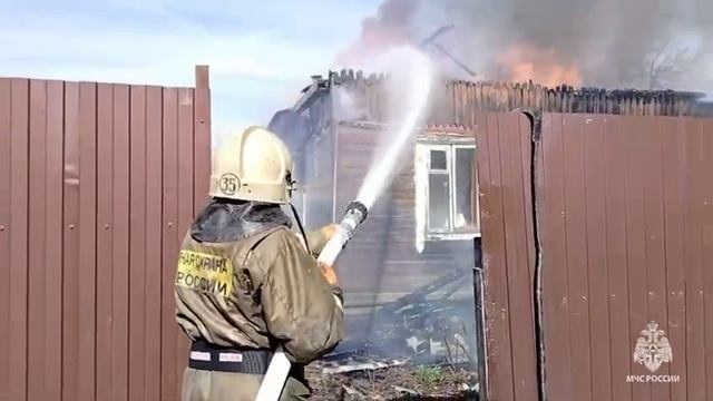 В Рыбном пожарные спасли жилой дом смотреть онлайн