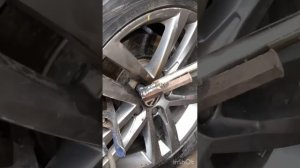 Как открутить слизанный болт на колесе? Все просто! Ответ в конце видео.