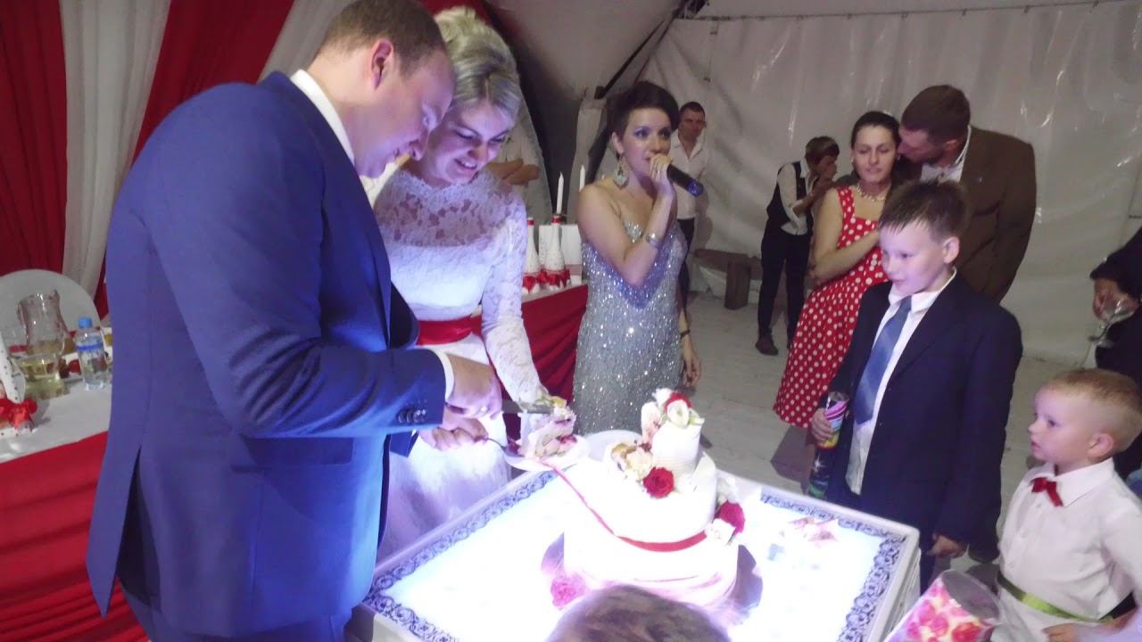 Счастливый обладатель куска свадебного торта за 11 тысяч рублей!)