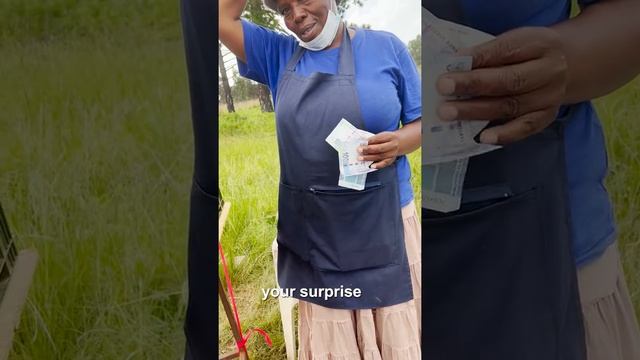 Woman Selling Helps a Stranger To Buy Mangoes and She Gets Surprised смотреть онлайн