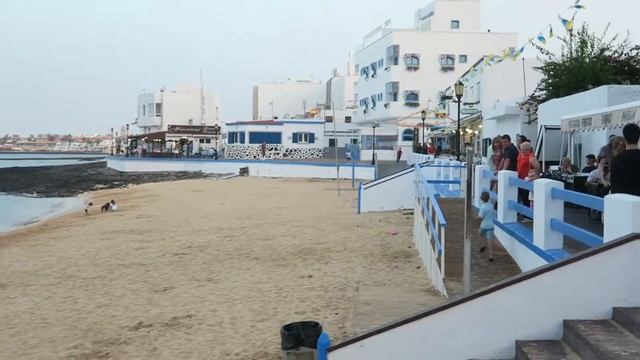 AN ANT INVASION AND WALKING AROUND CORRALEJO TOWN|HOLIDAY VLOG смотреть онлайн