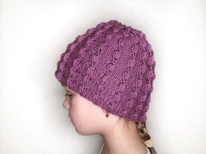 ЗИМНЯЯ ЖЕНСКАЯ ШАПКА СПИЦАМИ С КРАСИВЫМ УЗОРОМ