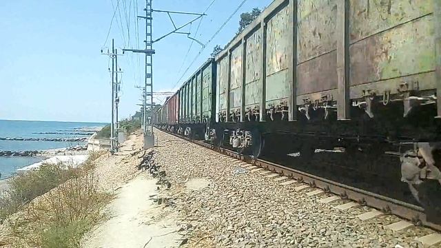 Остановка Вардане 2ЭС4К-140 "Дончак" с грузовым составом и ЭС1 Ласточка смотреть онлайн