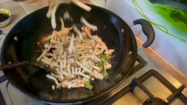THAI BASIL CHILLI CHICKEN | Simple Thai Recipe - Su's Cookbook смотреть онлайн