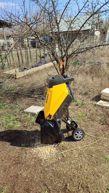 Машина зверь!)) Садовый измельчитель веток. Делаем стружку для мульчирования грядок смотреть онлайн