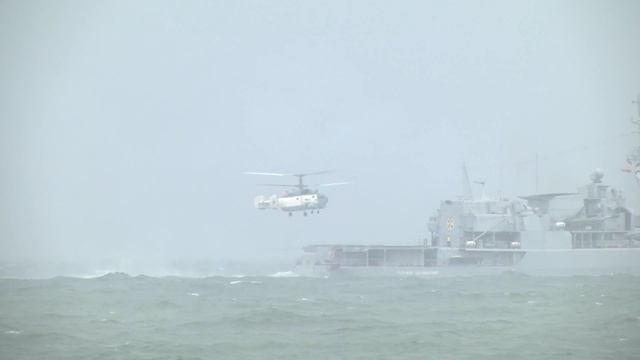 Посадка КА-27 на палубу фрегат Гетьман Сагайдачний під час шторму на параді в Одесі. смотреть онлайн