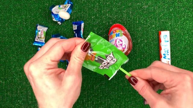 Satisfying Video | Kinder Maxi Open Mix Candy and Sweets Looney Tunes LoveIs ASMR смотреть онлайн