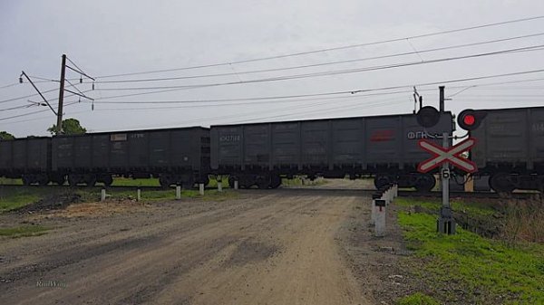 Russian freight train at the railroad crossing / Грузовой поезд проходит жд переезд