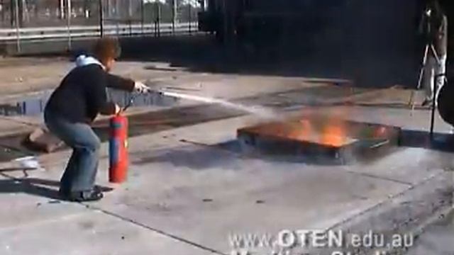 Fire fighting - Foam Extinguisher used in tray / bilge смотреть онлайн