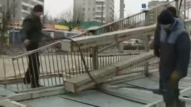 В Ярославле снесли большую рекламную конструкцию смотреть онлайн