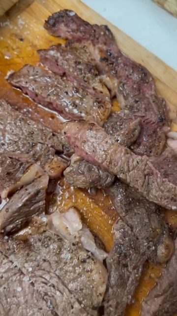 Гурманы, что скажете? 🤔 Подошва или сырое? 🥩 #steak #meat #shorts #short #youtubeshorts