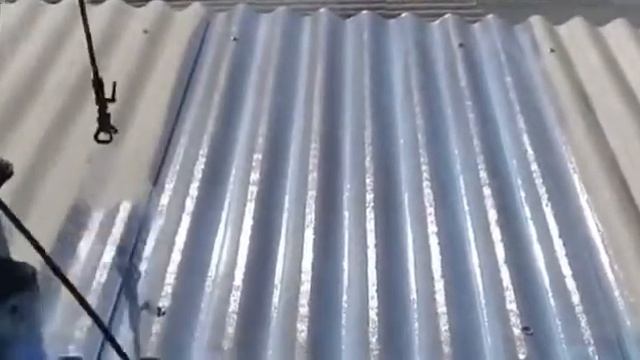 Грунтование шиферной крыши.