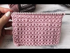 Простой узор для шапок спицами: красивый и рельефный.