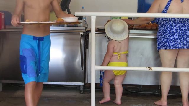 Прелестная полная девочка.Обед в аквапарке. смотреть онлайн