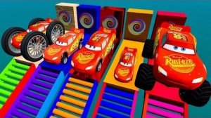 Молния Маккуин против цветных слайдов с портальной ловушкой - Автомобиль против рельсов и рампы