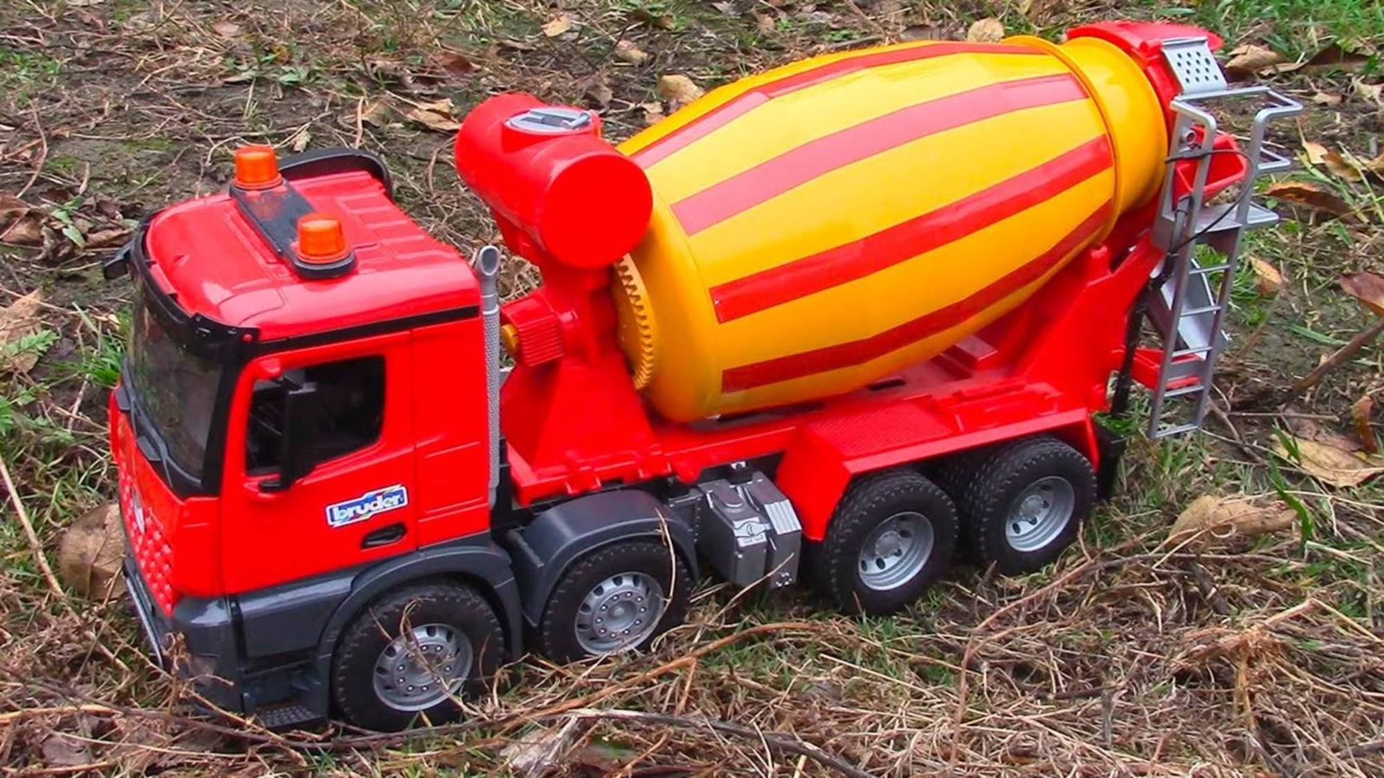 Бетономешалка строит дорогу и помогает машинкам _ Видео для детей смотреть онлайн