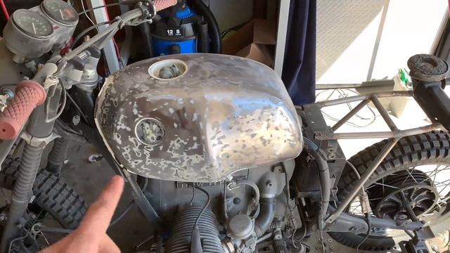 Vlog8 Scrambler/Brat BMW R80/7 Build | Tank Prep смотреть онлайн