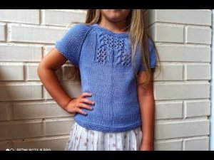 Детская вязаная майка спицами регланом сверху и с центральным узором.  Подробный мк.