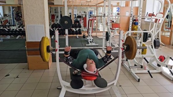 Как увеличить жим лежа? жать с резиной!