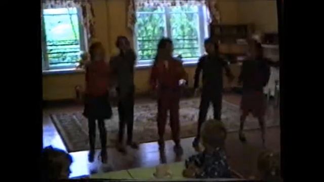 Ира ДР в выездном детсаду в Вырице, 1995 смотреть онлайн