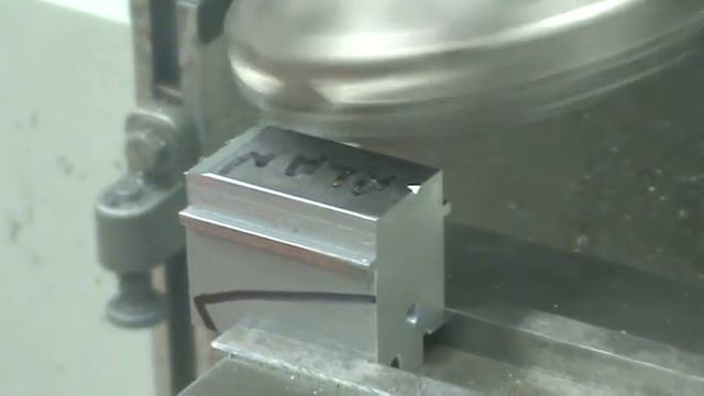 43 Roughing 15 degree plane onto sliding plate using carbide face mill by hand смотреть онлайн