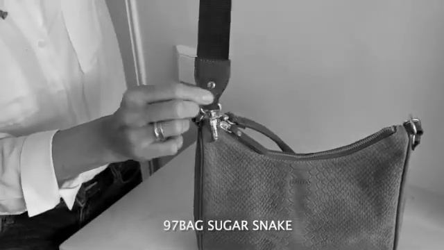 Compacte Zwarte Sugarsnake tas met twee banden van LouLou Essentiels смотреть онлайн