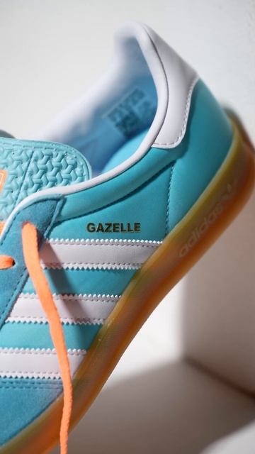 Adidas Gazelle Indoor Preloved Blue / Footwear White / Gum смотреть онлайн