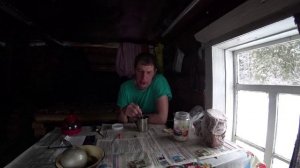 В избушке вечерние байки от Олега. Утром пошёл за верховой чагой. 9 серия