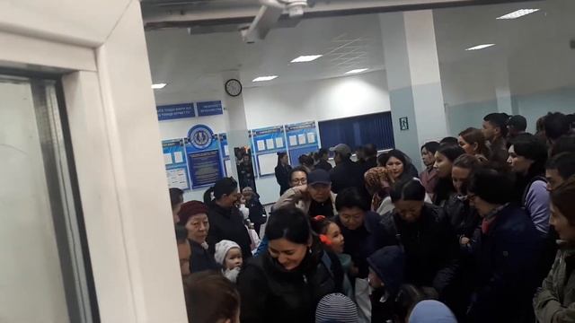 завершение 1 дня в школе. Детей оршанизованно выводят. Родители забирают)) смотреть онлайн