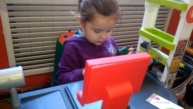 ГУЛЯЕМ В ИГРОВОЙ КОМНАТЕ. КУШАЕМ ПИЦЦУ. смотреть онлайн
