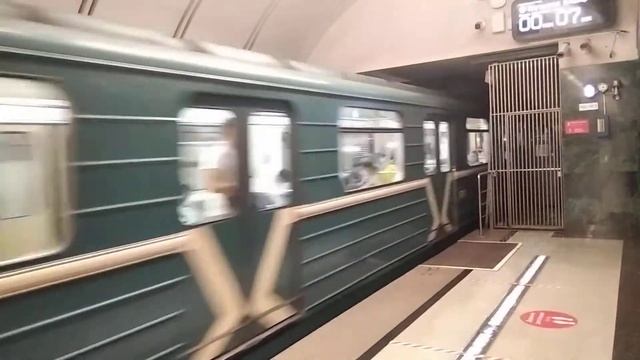 Метропоезд Номерной прибывает на станцию метро Трубная. смотреть онлайн