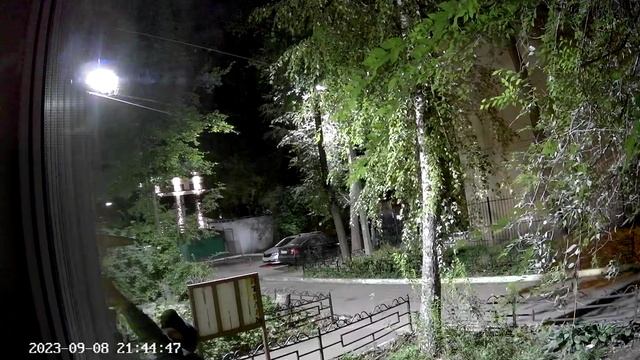 Вор чапанка русланка сбивает видеокамеру в жилом доме у соседей