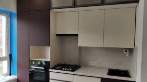 Обзор кухни с антресольным верхним рядом-ribbed glass